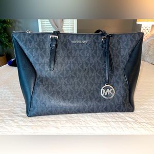 Michael Kors Coraline Leather Logo Purse-NWOT (like new)